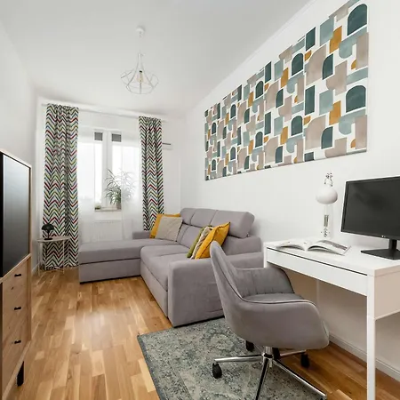 Spacious In With A Desk For Remote Work And A Balcony By Renters 아파트 브로츠와프