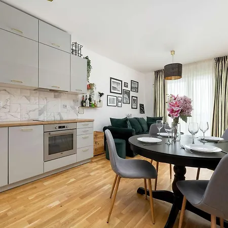 Spacious In With A Desk For Remote Work And A Balcony By Renters 브로츠와프