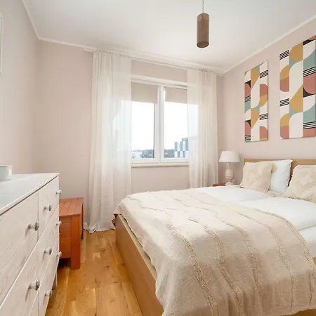 Spacious In With A Desk For Remote Work And A Balcony By Renters 아파트 *