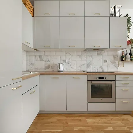 Spacious In With A Desk For Remote Work And A Balcony By Renters