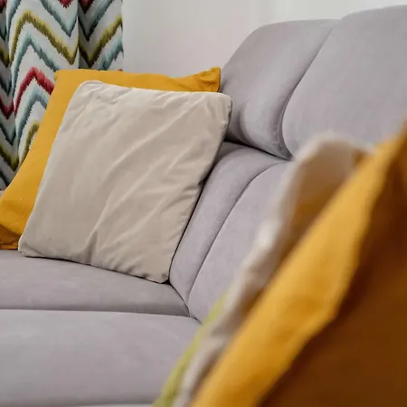 Spacious In With A Desk For Remote Work And A Balcony By Renters 아파트