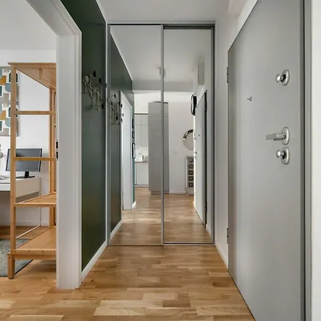 아파트 Spacious In With A Desk For Remote Work And A Balcony By Renters *