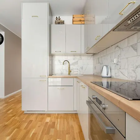 Spacious In With A Desk For Remote Work And A Balcony By Renters 아파트 *