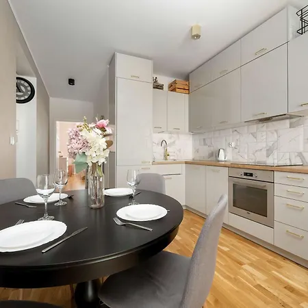 Spacious In With A Desk For Remote Work And A Balcony By Renters 아파트