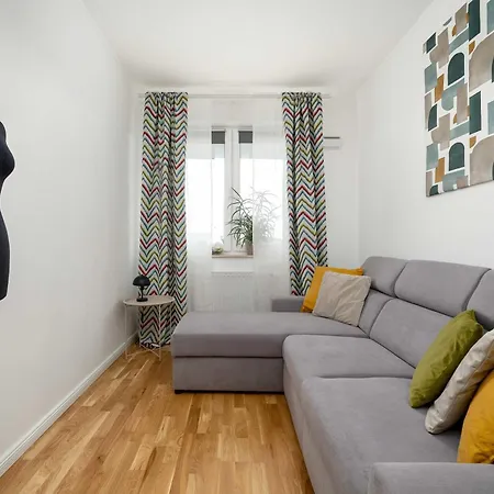 Spacious In With A Desk For Remote Work And A Balcony By Renters 아파트